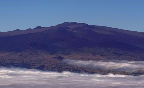 Na vrchole Mauna Kea jsou vidět kopule observatoře.